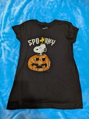 🖤🎃 Snoopy Season Spook: Black Halloween Tee with Pumpkin Pop!